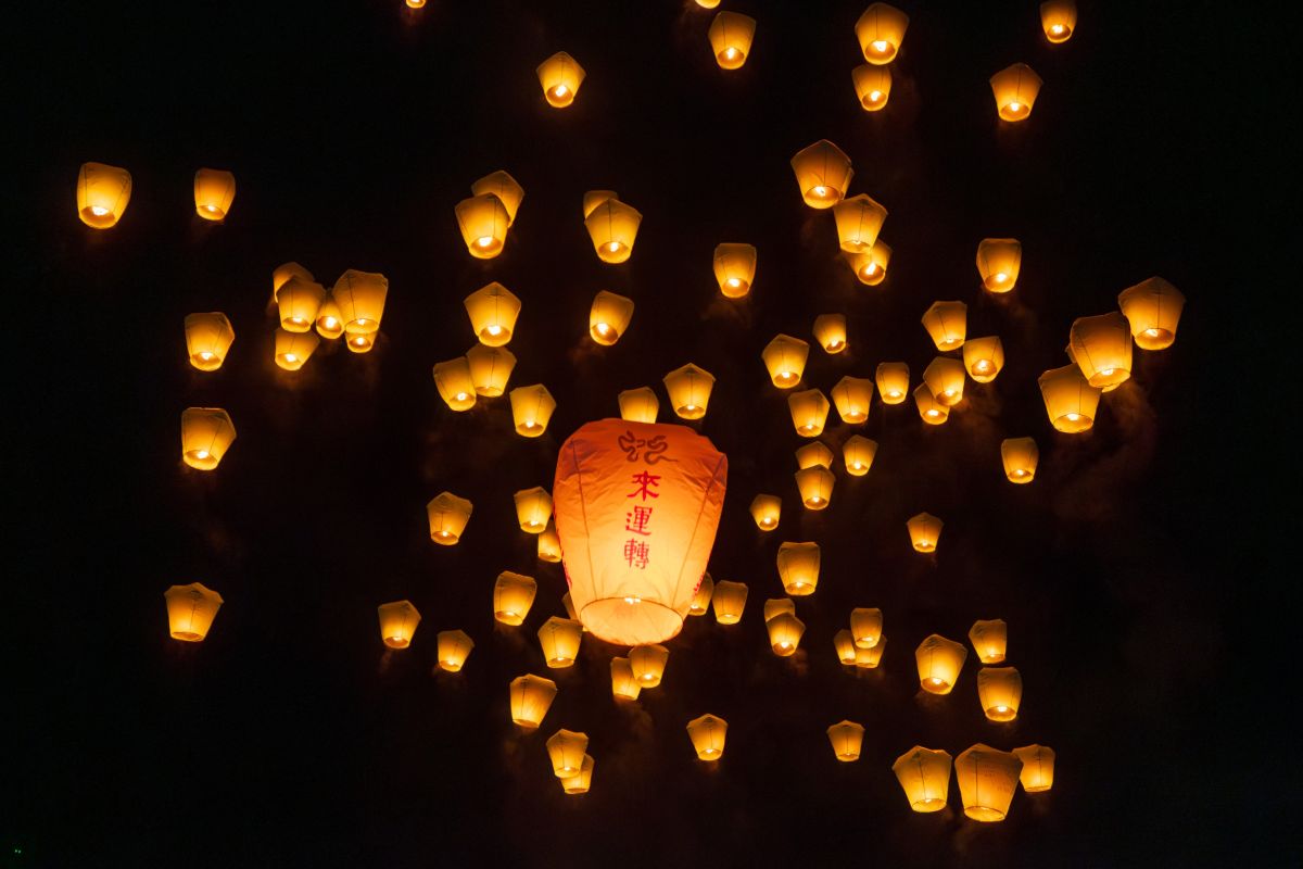 平溪天燈節登場！光雕百燈齊放　多條路線便利接駁