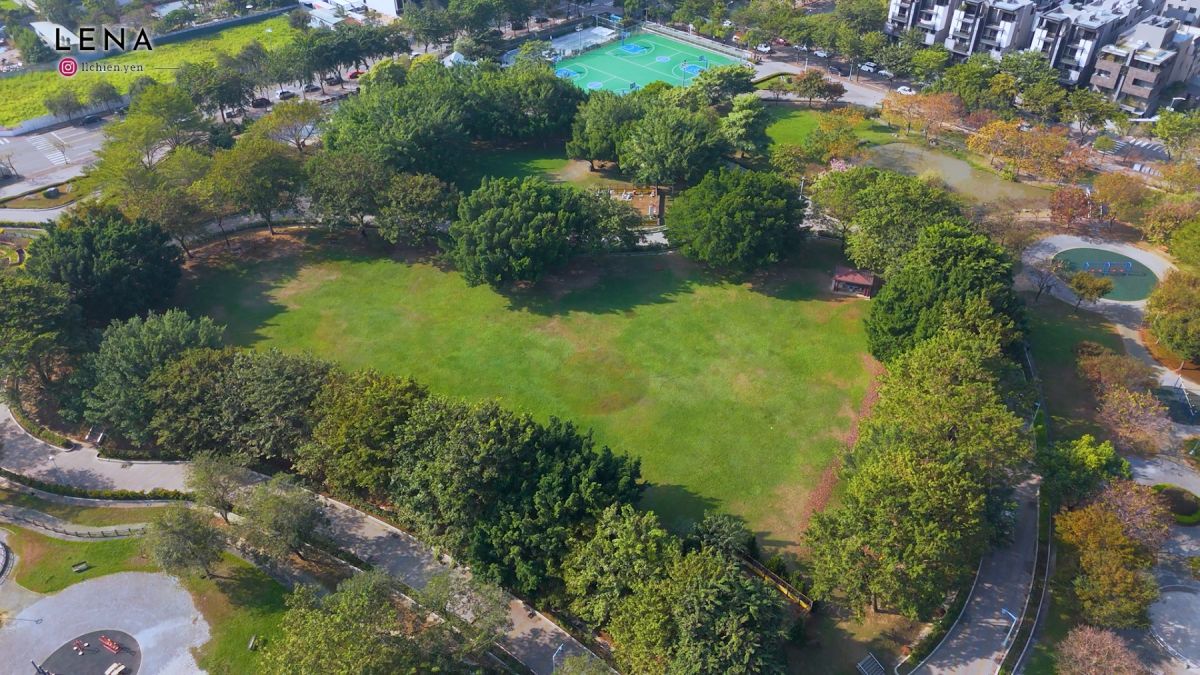 圖／「盛築玥」周邊一次擁抱六座公園、共約3.5萬坪樹海芬多精，被綠意包圍的日常，是市中心難以複製的生活尺度。（翻攝 YT土地婆麗娜）