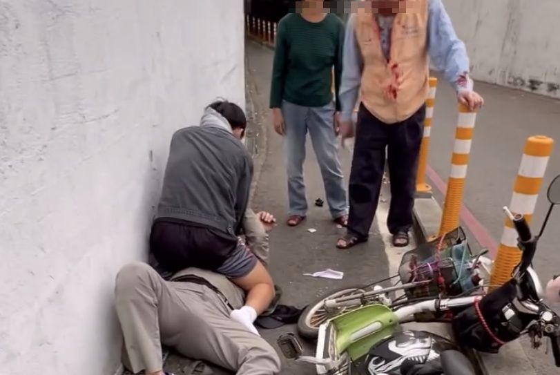 圖／簡男遭馬男以安全帽攻擊，最終反制並將馬男壓制在地。（翻攝 Threads）