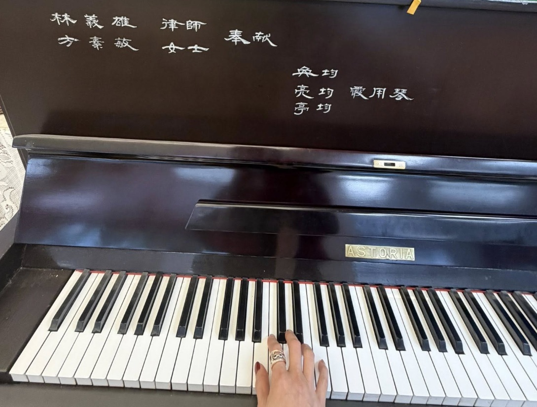 圖／賈永婕文中表示，教會的各處還留著孩子們生活的足跡。（翻攝 Facebook／賈永婕的跑跳人生）