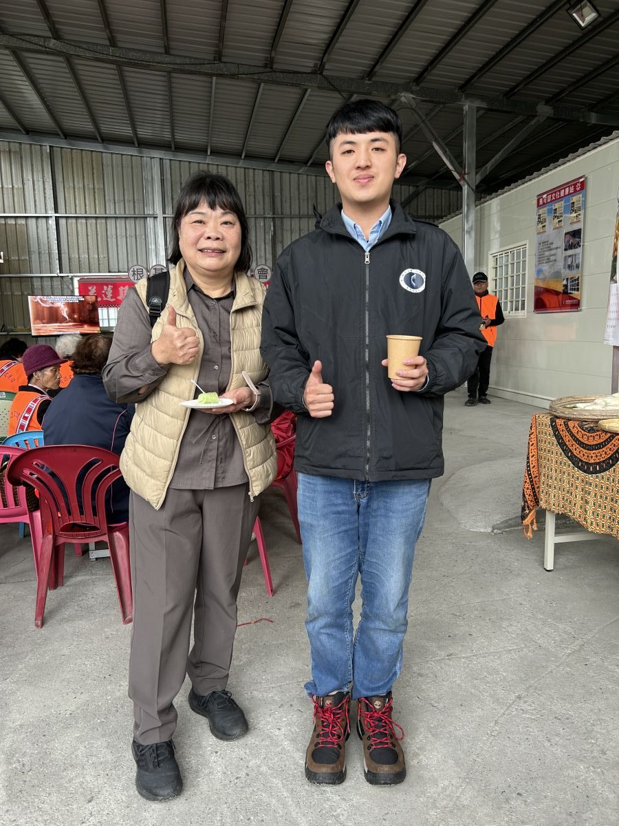 圖／小光故事屋創辦人卓綉蓮（左）感謝根基營造工程師羅嘉誠，不僅是清淤現場的「鏟子超人」，更是修繕達人。（根基營造提供）