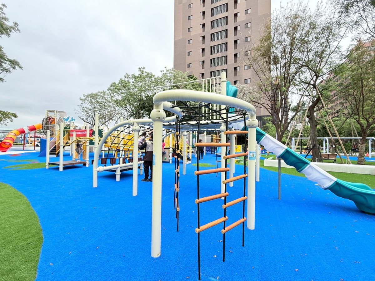 圖／溪頭公園內設置全新的大型複合式遊具。（新北市板橋區公所提供）