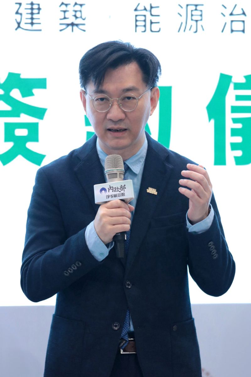 圖／董建宏次長說明推動淨零建築與能源轉型方向。（台智盟 提供）