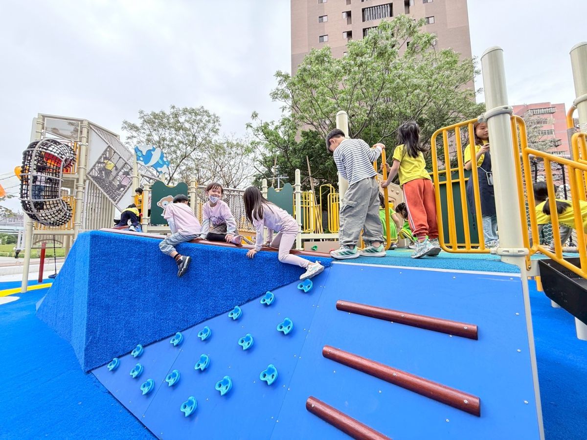 圖／攀岩塊斜面及組合遊具。（新北市板橋區公所提供）
