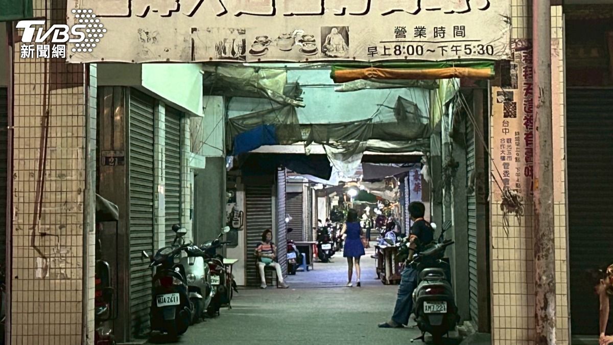 圖/位於中區、北區交界的台中公園旁流鶯街,近日台灣籍推出「雙飛套餐」,用人數優勢向外籍軍團反擊。(TVBS提供)