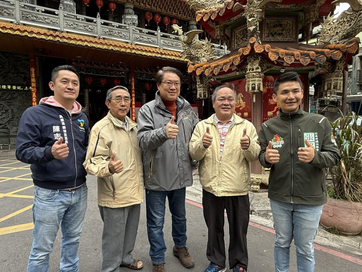 民進黨前秘書長林右昌（中），赴台北廣照宮參香，並陪同議員參選人張銘祐車隊掃街，力拼黨內初選過關。