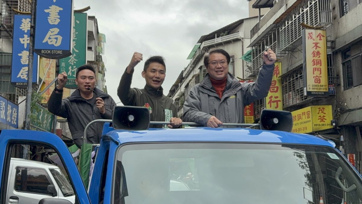 圖／民進黨前秘書長林右昌（右）陪同張銘祐車隊掃街，9日起進行黨內初選電話民調，5人爭取4席名額。（張銘祐提供）