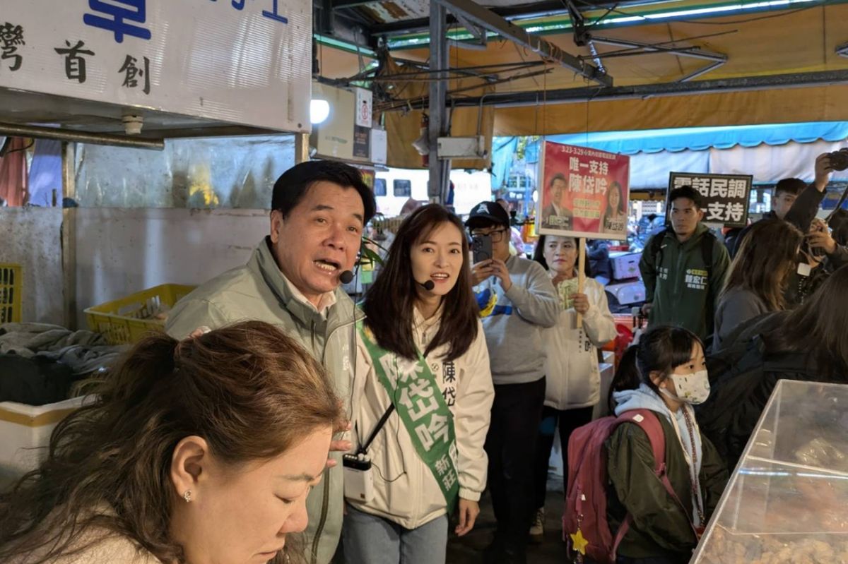 圖／新北市議員鍾宏仁與民進黨議員參選人陳岱吟，11日合體赴新莊中美黃昏市場掃街拜票，交棒與傳承意味濃厚。（陳岱吟提供）