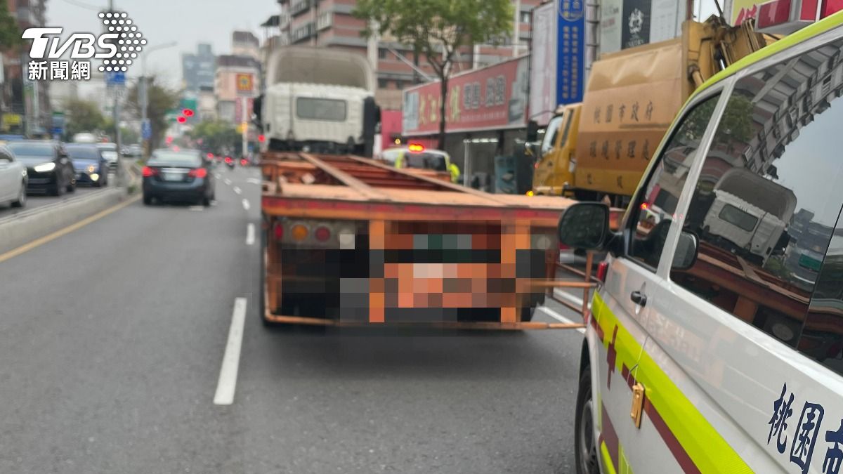 圖/桃園聯結車機車車禍,女子與1歲嬰傷重不治。(TVBS提供)
