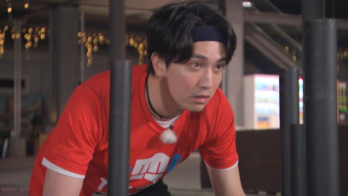 圖/高志體力不支節目中倒下。(TVBS 提供)
