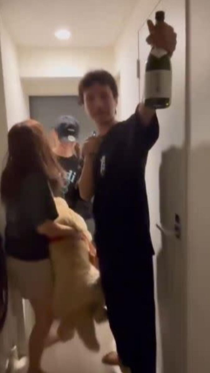 圖／影片中鈴木悠仁與鈴木久留美抱在一起，互動十分親暱。（翻攝 X）