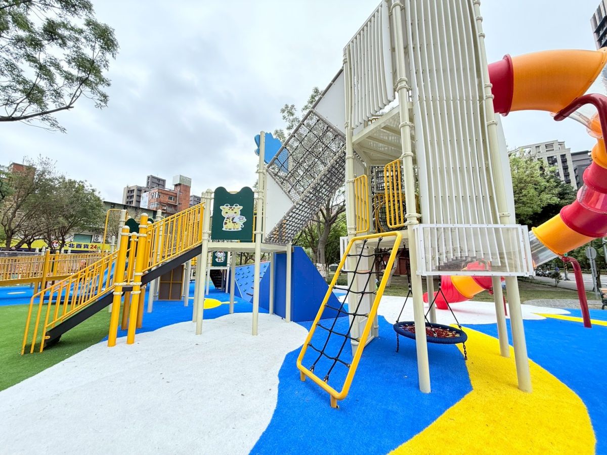 圖／周邊配置共融溜滑梯。（新北市板橋區公所提供）