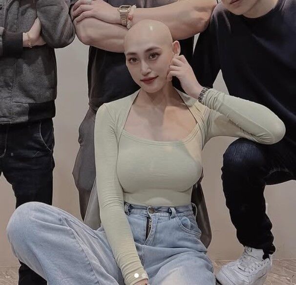 圖/王韡蒨曾以光頭造型入鏡拍攝,展現堅強自信。(翻攝自王韡蒨IG)