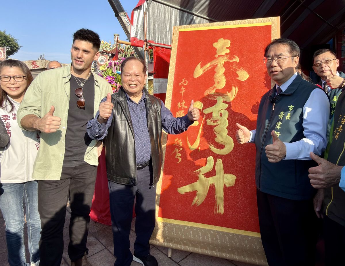 圖/鹽水蜂炮啟動儀式現場,臺南市長黃偉哲與林暉博士共同合影留念。金墨題字「蜂炮盛・台灣升」氣勢磅礡,書法與蜂炮交織,展現傳統民俗與文化藝術融合的新風貌。(必紅演藝國際提供)