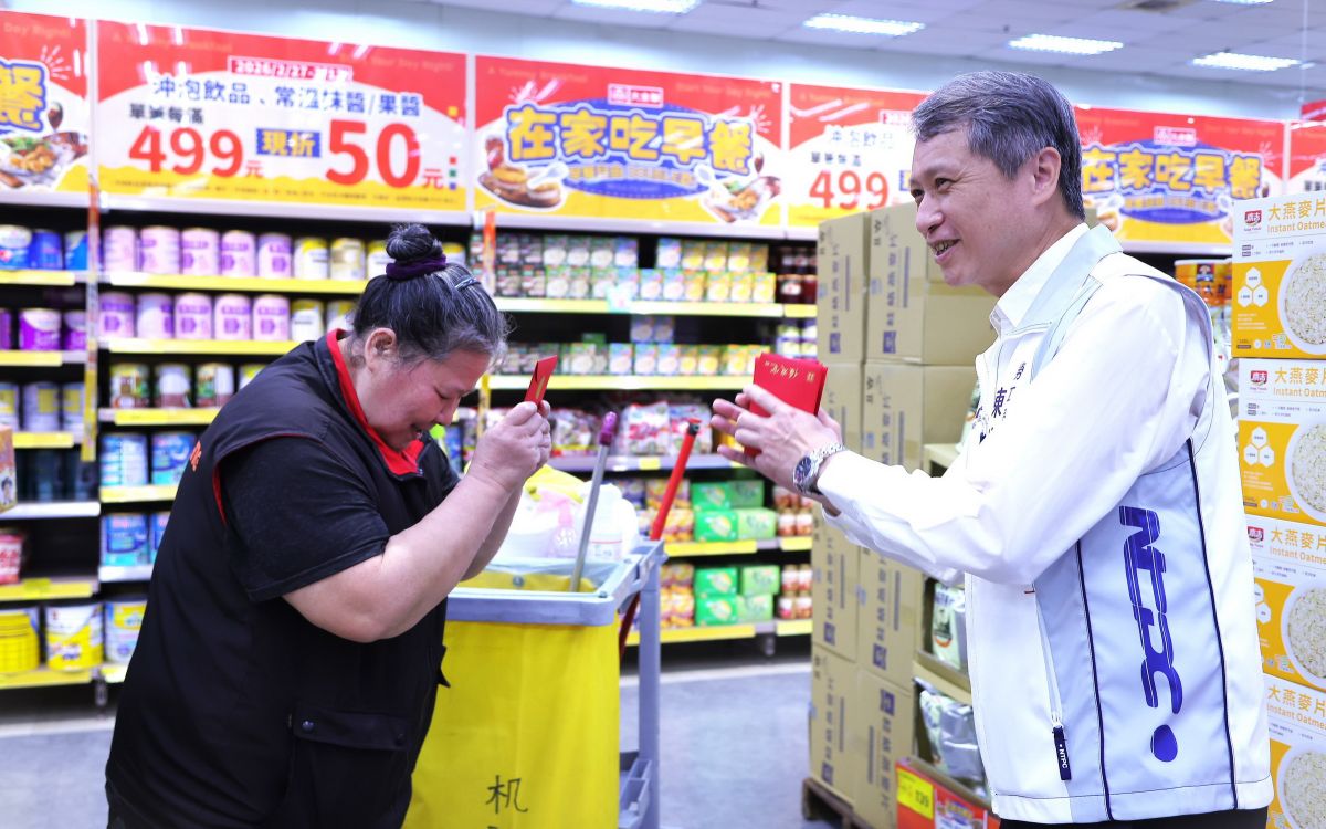 圖／陳瑞嘉今日與勞檢處同仁前往全國加油站土城交流道站及大全聯土城店，代表市長致贈「馬祥厚運」福袋給春節期間堅守崗位的員工。（新北市政府勞工局提供）
