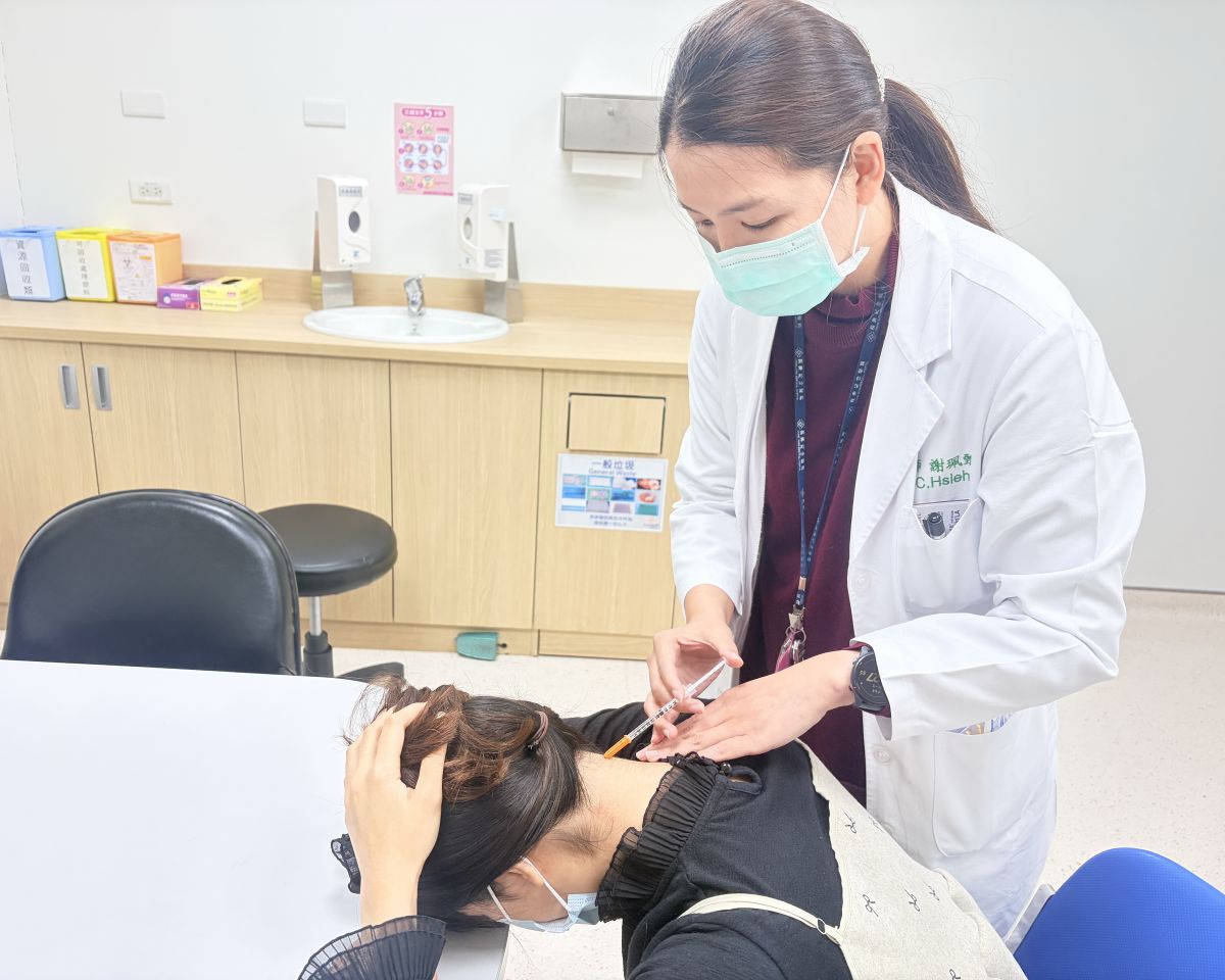 圖／謝珮甄醫師說明肉毒桿菌素為嚴重慢性偏頭痛患者治療選項。（示意圖，非當事人，土城長庚醫院提供）