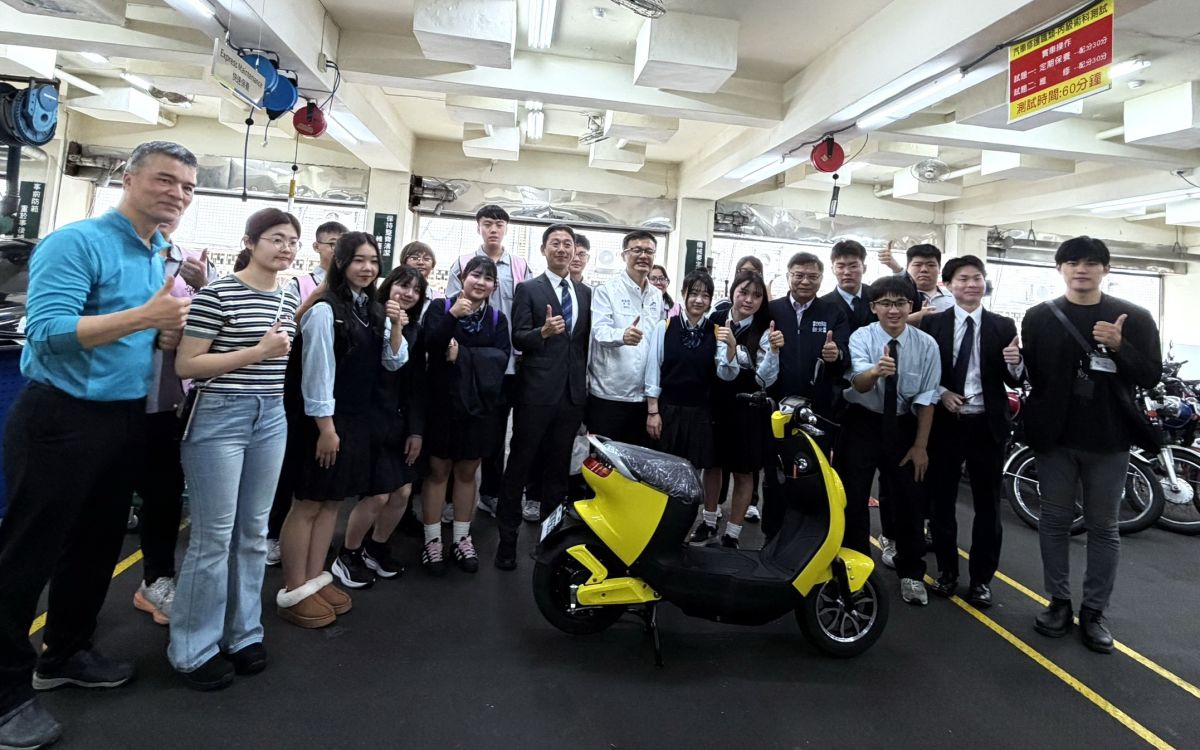 圖/教育局長張明文逢日本交流團一起認識電動機車趨勢。(新北市政府教育局提供)