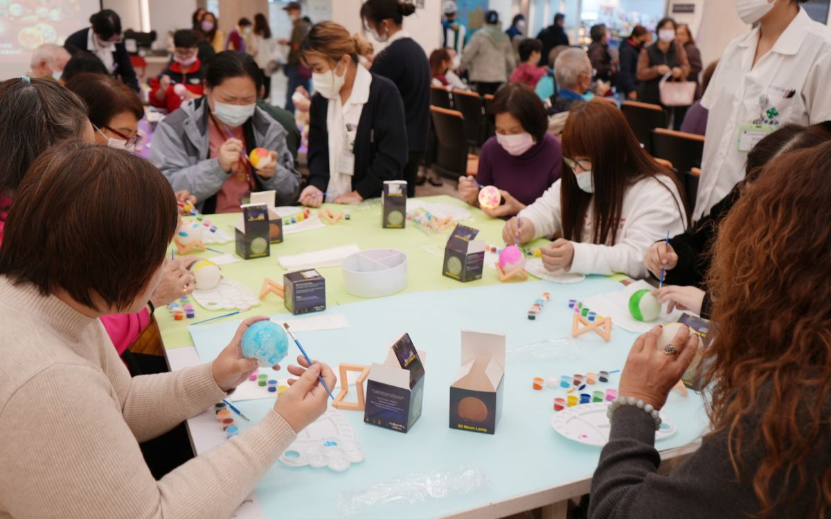 圖/臺北醫院今(3)日舉辦「點亮希望.溫暖元宵」月球燈彩繪活動。(臺北醫院提供)