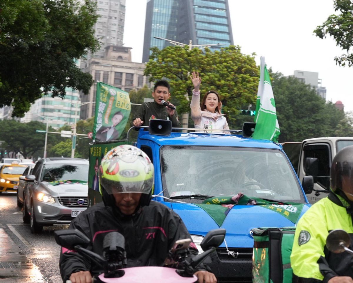 圖/新北市議員陳乃瑜今(5)日陪同有「台派戰鬥雞」之稱的台北市議員初選參選人張銘祐,展開車隊掃街。(張銘祐提供)