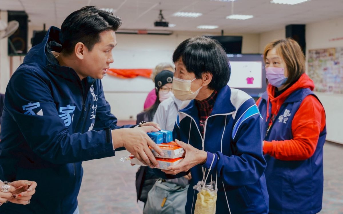 圖/新北市議員呂家愷直言,「一手送暖、一手拚建設」,讓善意成為日常,讓鳳鳴未來更加溫暖有力。(新北市議員呂家愷服務處提供)