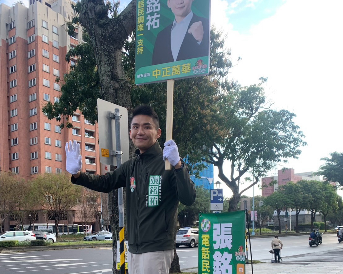 圖／張銘祐說，自己站路口拜票已經持續18、19周，下雨天、寒流天都沒有缺席。（張銘祐臉書）