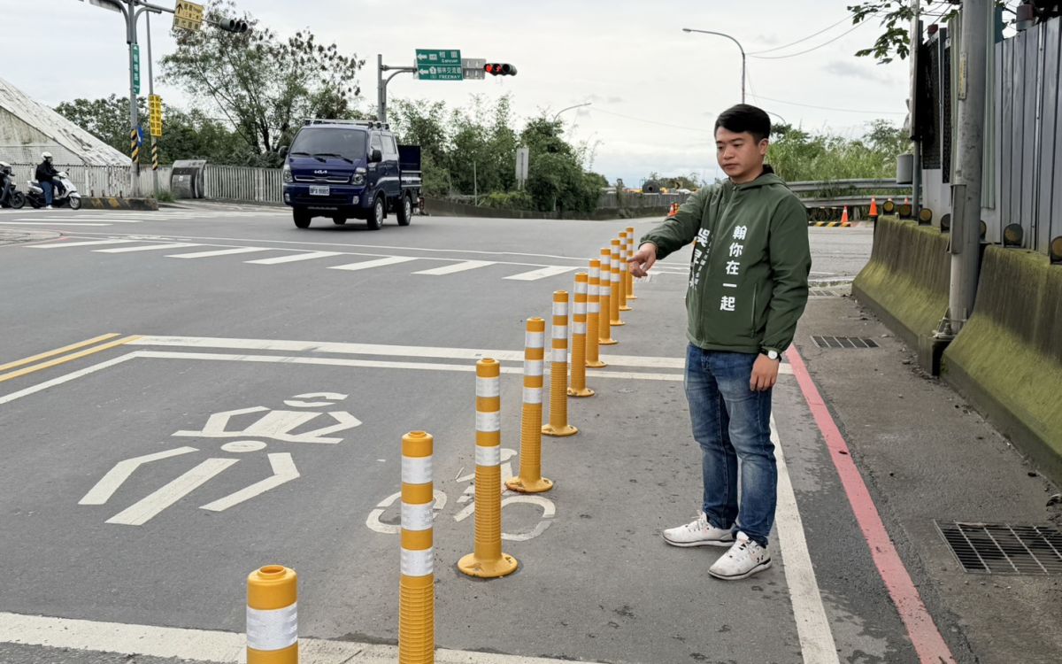 圖／新北市三峽區佳興路往土城方向道路右側突然增設了一整排防撞桿，導致原本就不寬的車道更顯狹窄。（吳昇翰辦公室提供）