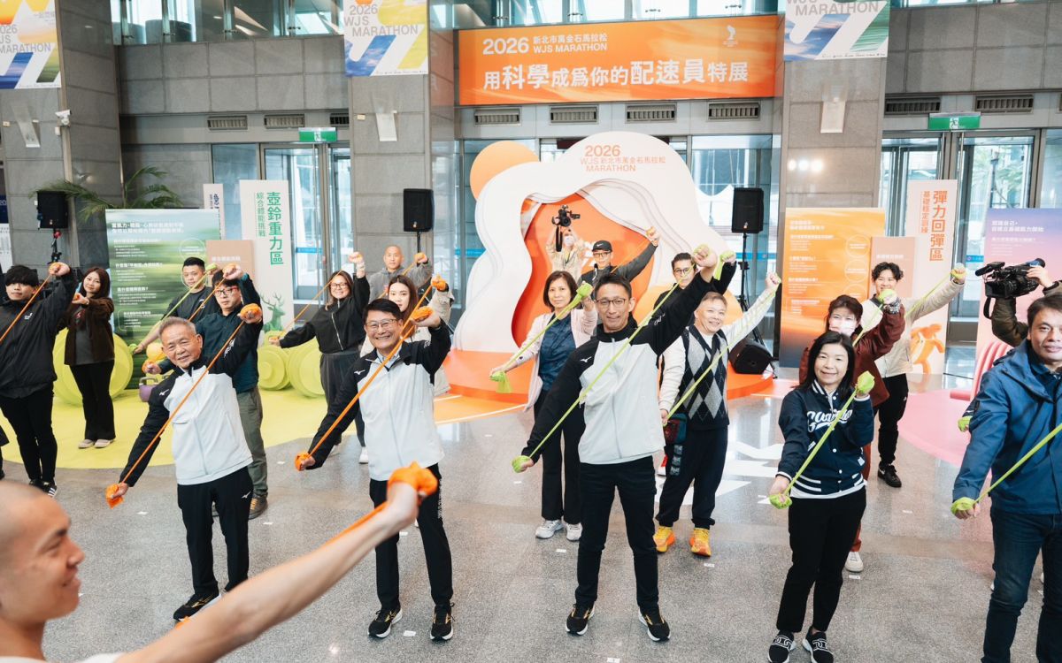 圖／曙光跑班光頭教練李翰暄帶領彈力帶互動體驗。（新北市政府體育局提供）