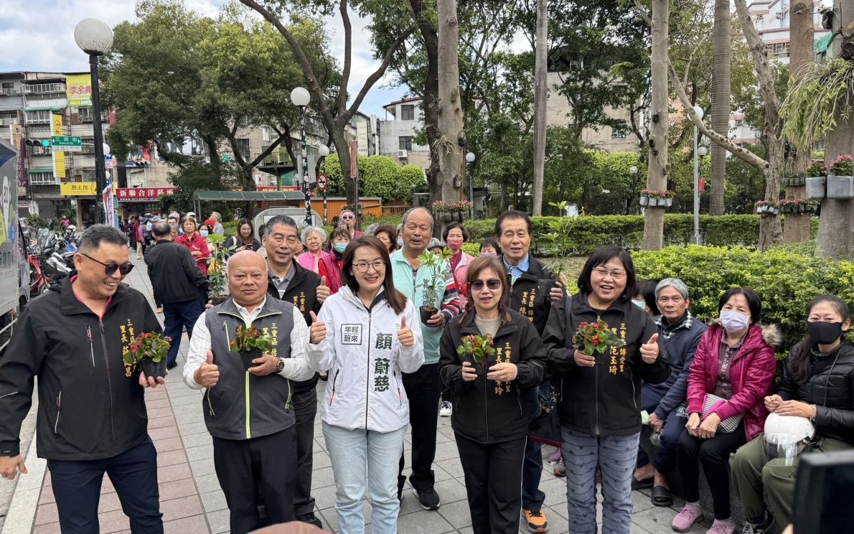 圖／新北市議員顏蔚慈今（12）日與三重西區里長聯誼會會長吳勝文及多位里長，在聯邦公園舉辦「電池回收換盆栽」活動。（新北市議員顏蔚慈服務處提供）