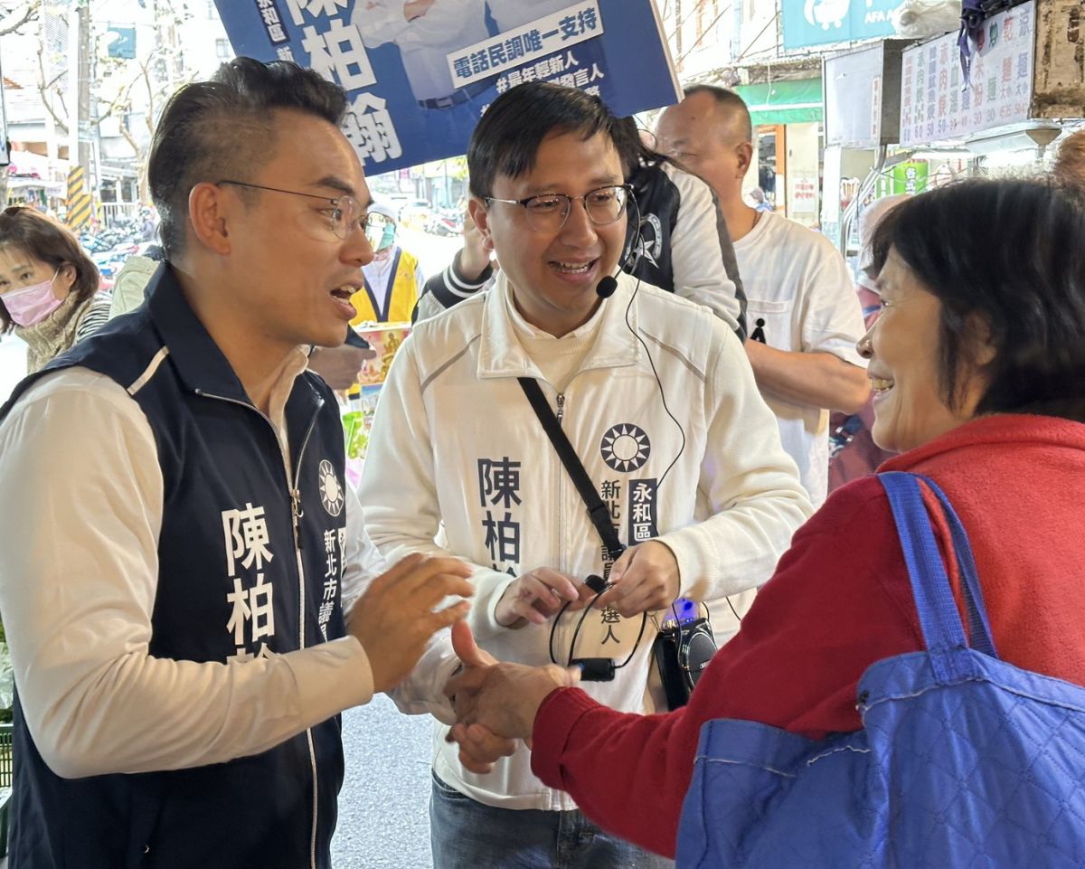 圖／國民黨新北市議員（永和區）參選人陳柏翰今（12）日在立委洪孟楷陪同下，前往溪洲市場掃街拜票。（陳柏翰提供）