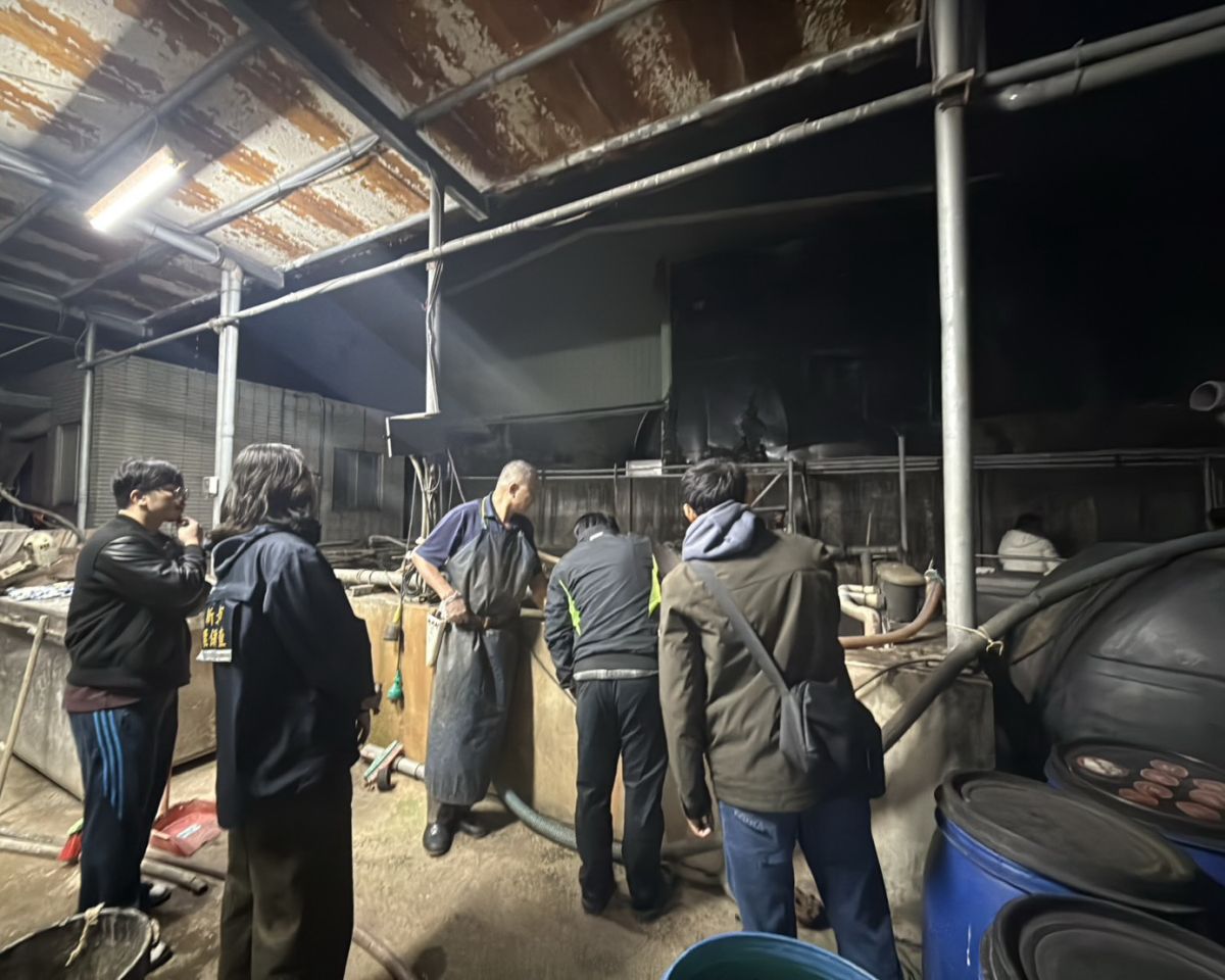 圖／新北市政府環保局稽查人員於廠內勘查。（新北市政府環保局提供）