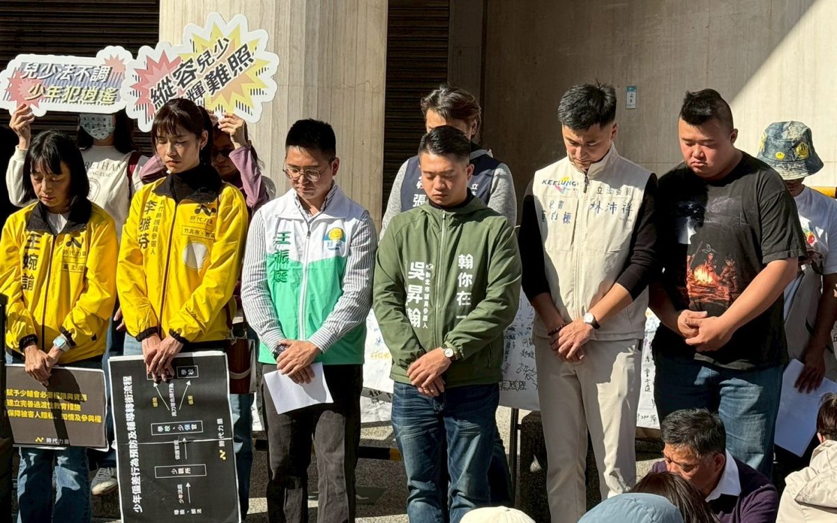 圖／吳昇翰（中）今日現身立法院前，聲援新北土城割喉案受害者家屬楊爸爸，共同表達「法不修，我們不散」的堅定決心。（吳昇翰辦公室提供）