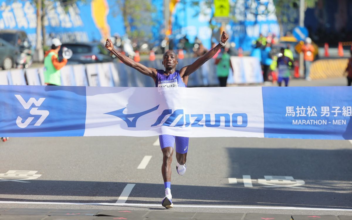圖/2026新北市萬金石馬拉松,馬拉松男子組肯亞Enock ONCHARI,以2小時12分46秒,奪下冠軍。(新北市政府體育局提供)