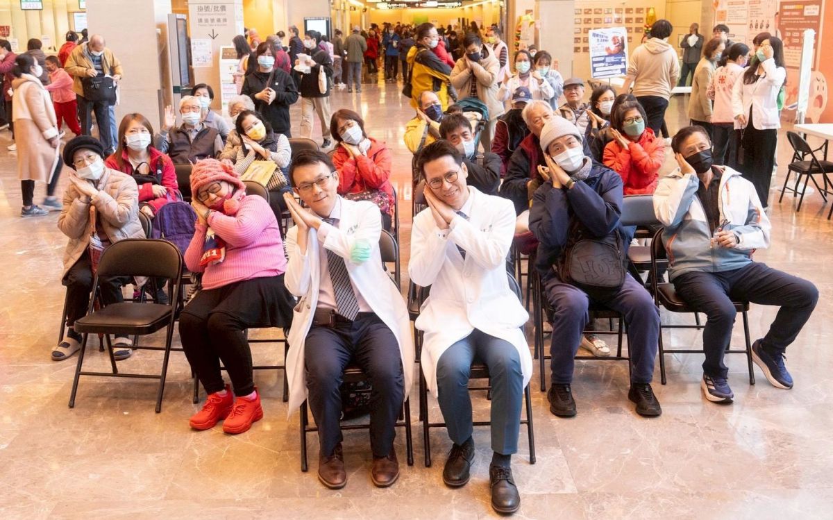 圖/亞東醫院舉辦「睡眠怪獸不搗亂 生活更美好」衛教活動,透過互動展示與睡眠風險篩檢,提醒民眾重視睡眠呼吸中止症。(亞東醫院提供)