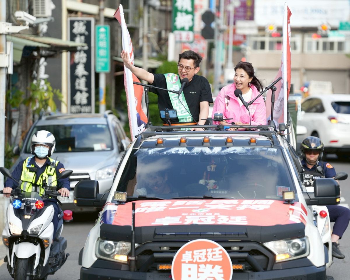 圖/新北市議員卓冠廷今(16)日啟動初選大車掃,首站回到家鄉鶯歌,並邀立委林楚茵到場助陣。(新北市議員卓冠廷辦公室提供)