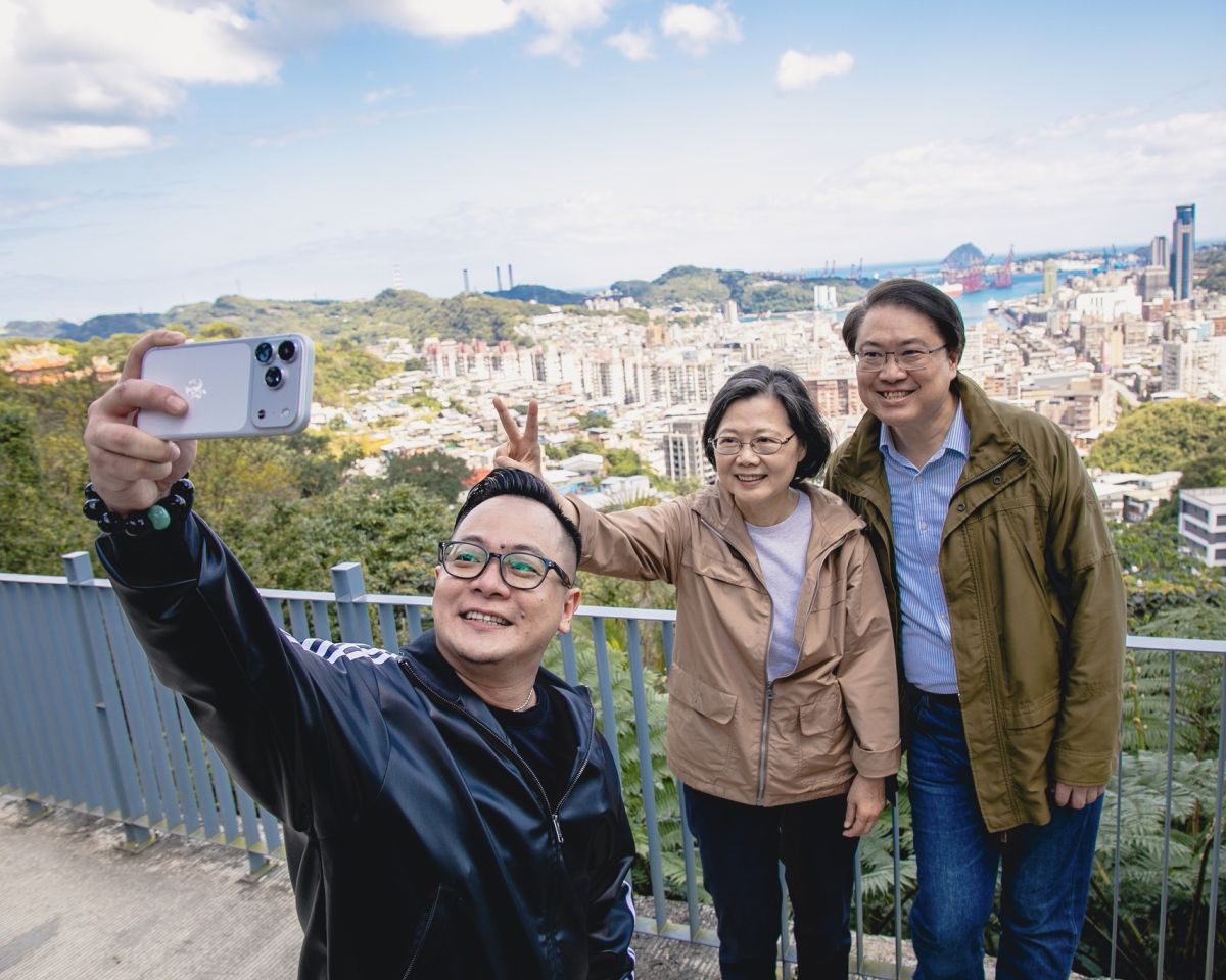 圖／前總統蔡英文 今（16）日與前民進黨秘書長林右昌、基隆市議長童子瑋 一同到基隆健行。（林右昌臉書）