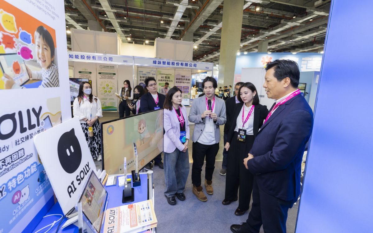 圖／新北市副市長朱惕之至智慧城市展了解「宇宙製造」針對特殊教育提供的AI服務。（新北市政府青年局提供）