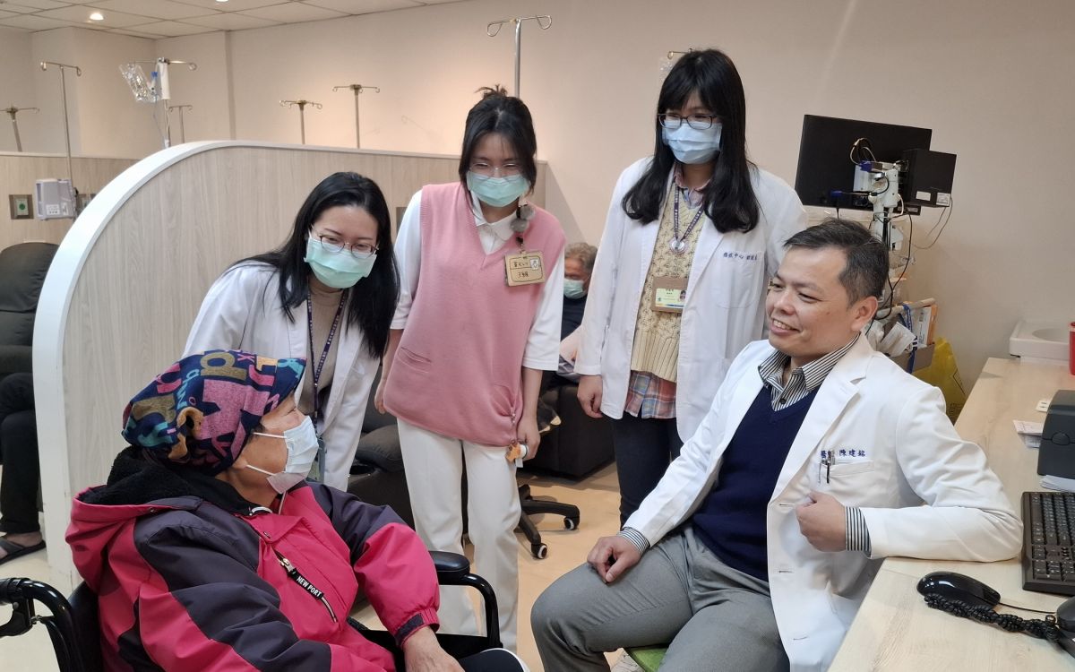 圖／陳建銘主任表示，化療是完整的照護歷程，癌症多專科治療團隊會陪伴病人好好走過去。（衛生福利部臺北醫院提供）