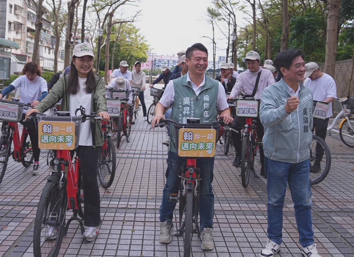 圖／吳昇翰今起透過腳踏車繞街，用最親近、最沒距離的方式與鄉親互動。（吳昇翰提供）
