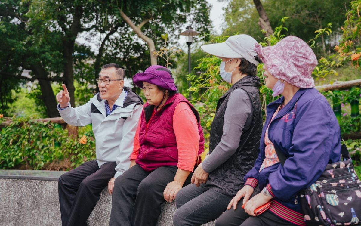 圖／國民黨新北市長參選人李四川今（19）日化身公園阿伯，坐在樹下與鄉親話家常。（李四川競選辦公室提供）