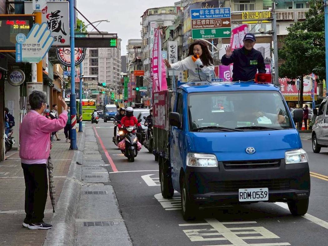 圖／立委李坤城陪「帶你贏」陳岱吟車掃衝刺拚初選。（陳岱吟辦公室提供）
