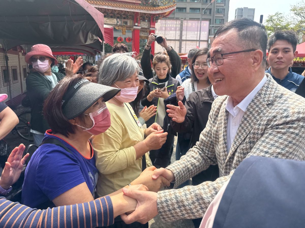 圖/國民黨新北市長參選人李四川今(20)日走訪中和烘爐地南山福德宮、廣濟宮及福和宮參拜,民眾爭相合影、握手並高喊凍蒜。(李四川競選辦公室提供)