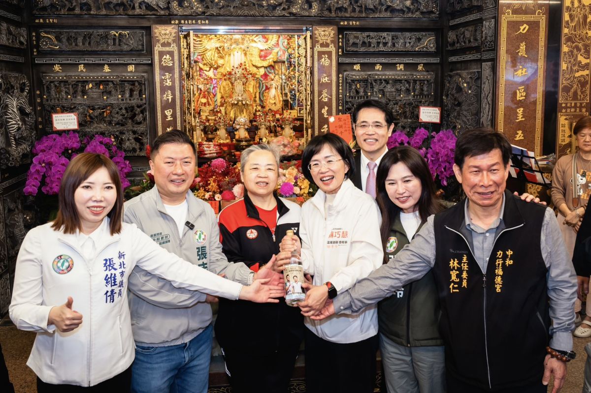 圖/奧運羽球金牌、現任運動部部長李洋的母親林莉娟也特別到場,致贈印有李洋意象的「金牌高粱」祝福蘇巧慧。(蘇巧慧辦公室提供)