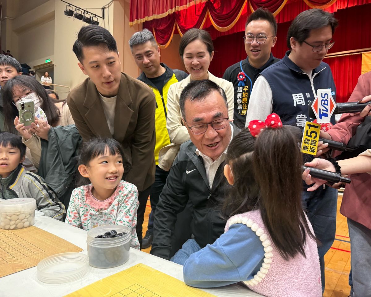 圖／國民黨新北市長參選人李四川在台下觀看約五分鐘後，主動詢問小選手戰況。（李四川競選辦公室提供）