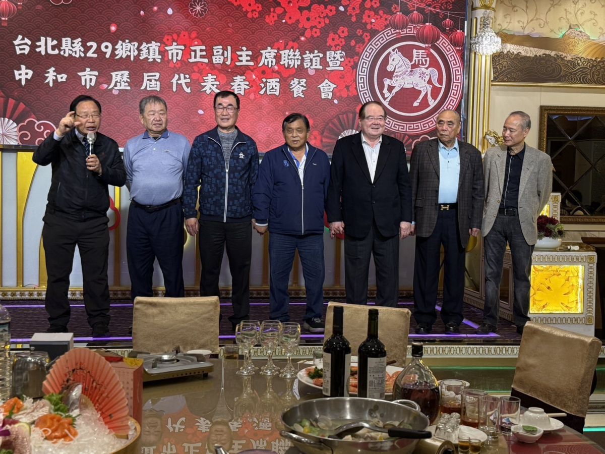 圖/國民黨新北市長參選人李四川日前與具天道盟天和會背景的前中和市代表會主席游象賢同場,引發議論。(李四川競選辦公室提供)