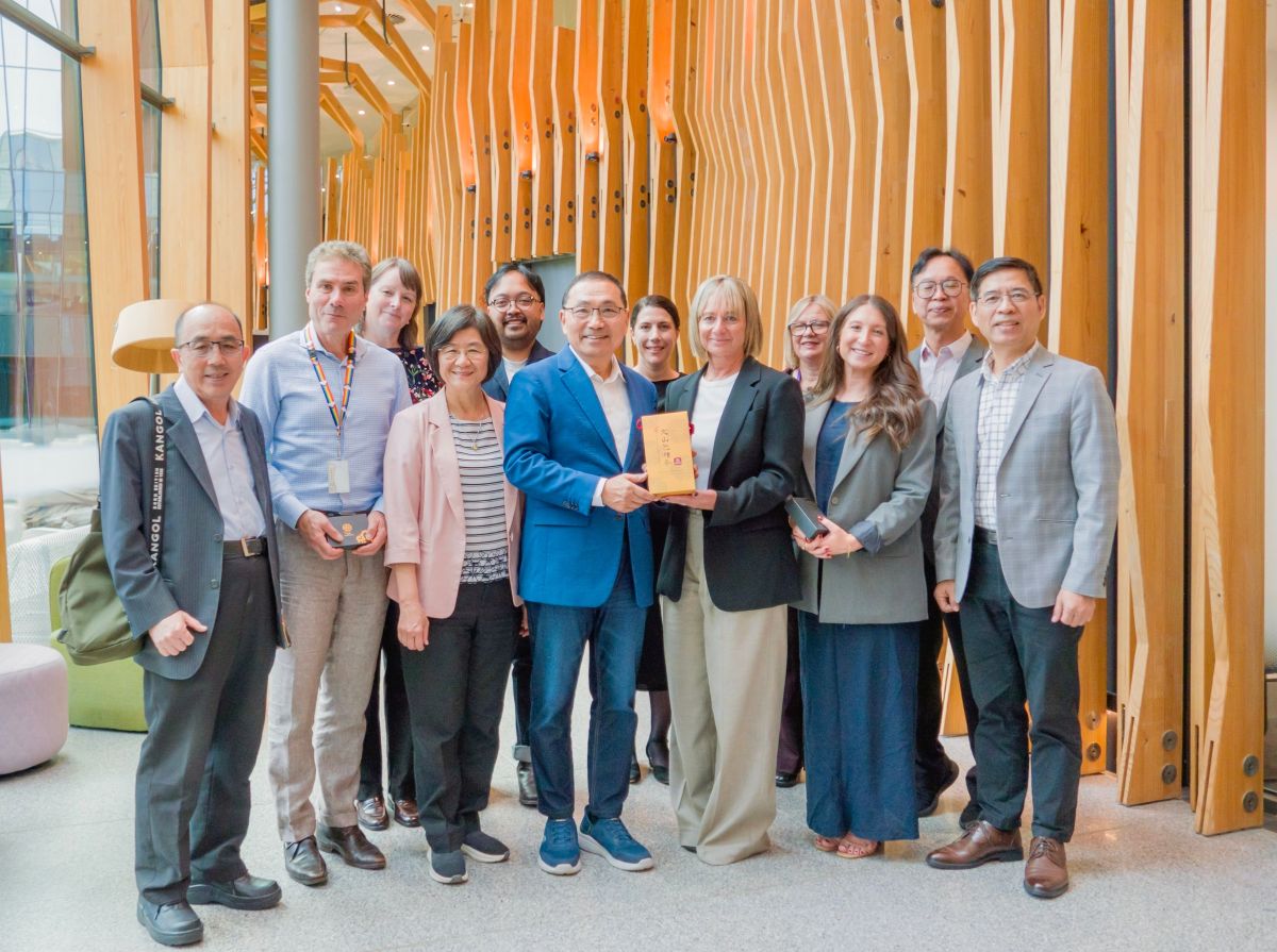 圖／侯友宜率團前往Orygen總部交流，由Orygen自殺防治研究科學總監Jo Robin AM（前排右三）及#chatsafe計畫負責人Louise La Sala（前排右二）等人接待。（新北市政府提供）