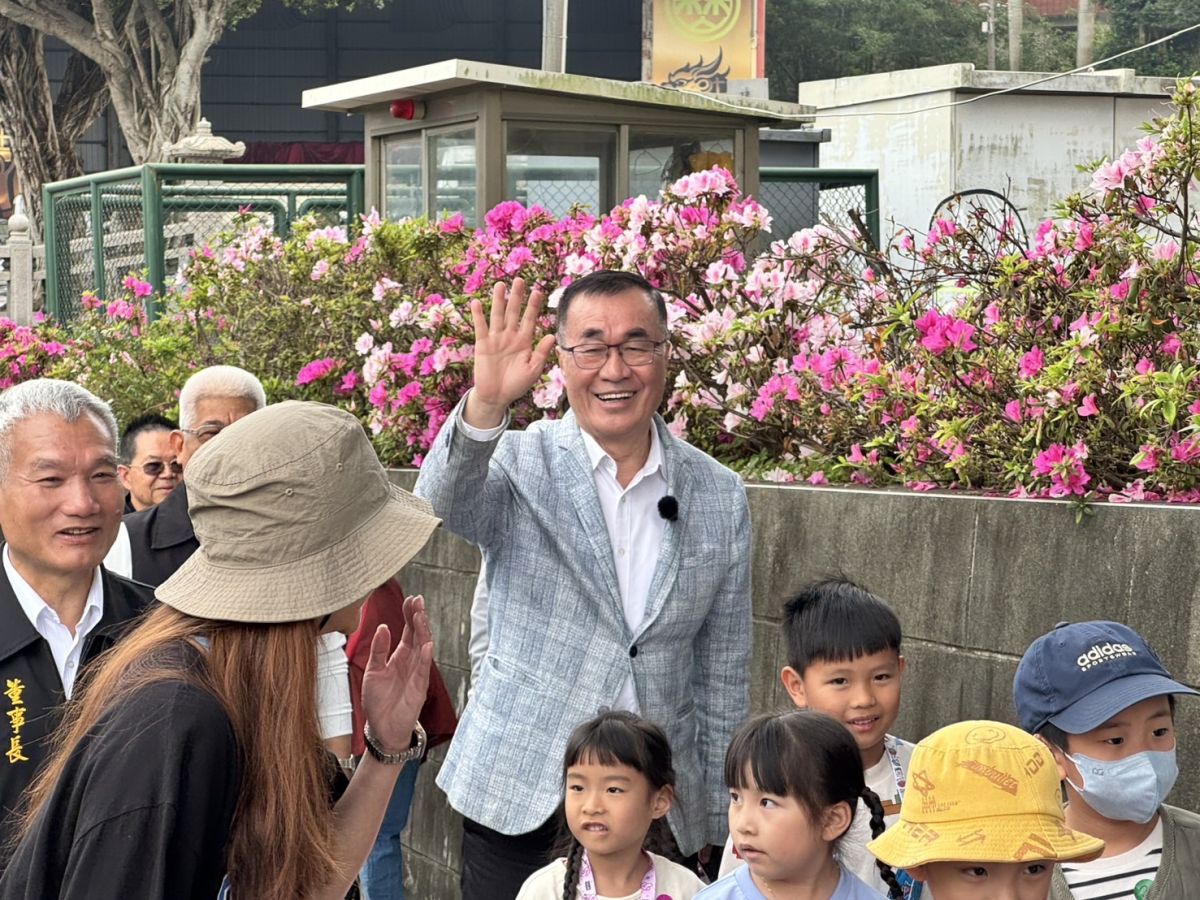 ／李四川今日行程由竹林山觀音寺董事長蔡煌明及多位里長陪同，不少信眾熱情合影、表達支持。（李四川競選辦公室提供）
