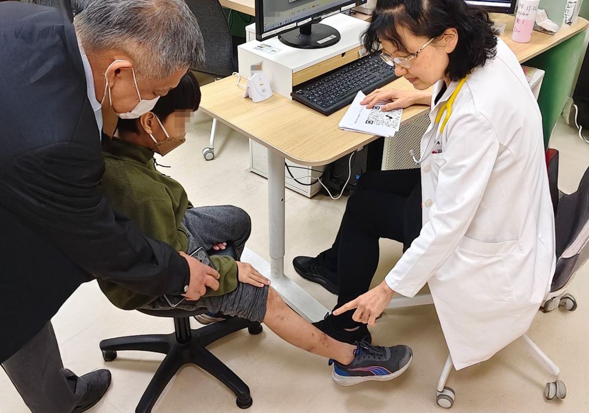 圖／衛生福利部臺北醫院兒科過敏氣喘免疫科主任王怡人提醒，「發燒合併皮疹」再加上「近期有戶外活動史」，就要高度警覺恙蟲病的可能性。（衛生福利部臺北醫院提供）