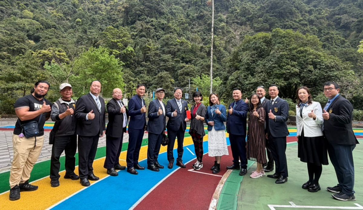 圖／新北市議員陳乃瑜今（25）日攜手國際青年商會中華民國總會北區參議會，前往學校捐贈3萬元獎助學金。（新北市議員陳乃瑜提供）