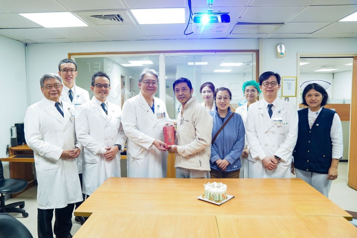 圖/葉冠宏主任(左四)、徐展陽醫師(左三)為洪先生舉辦祝福會,祝賀他擺脫猝死危機,回到正常生活。(台北慈濟醫院提供)