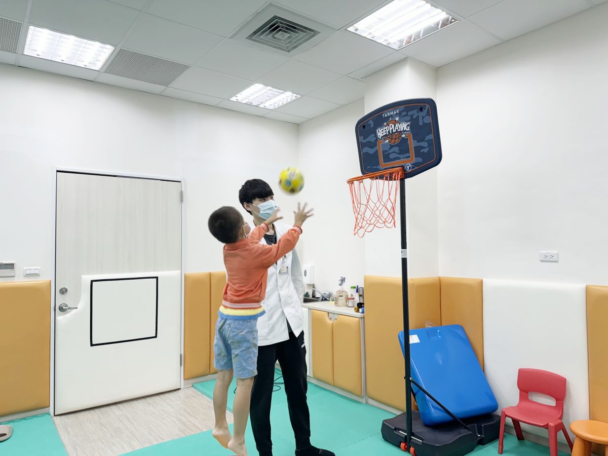 圖/5歲兒童若無法靈活協調四肢、經常跌倒,建議至早期療育門診評估。(衛生福利部臺北醫院提供)